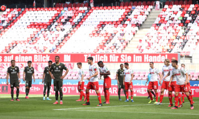 COLOGNE, GERMANY - MAY 17: Players of both teams wait for a corner kick during the Bundesliga match between 1. FC Koeln and 1. FSV Mainz 05 at RheinEnergieStadion on May 17, 2020 in Cologne, Germany. The Bundesliga and Second Bundesliga is the first professional league to resume the season after the nationwide lockdown due to the ongoing Coronavirus (COVID-19) pandemic. All matches until the end of the season will be played behind closed doors. (Photo by Lars Baron/Getty Images)