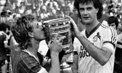 Fußball, DFB-Pokalfinale 1982/1983, 1. FC Köln - Fortuna Köln Gerd Strack re. und Pierre Littbarski beide 1. FC Köln sind DFB Pokalsieger 1983