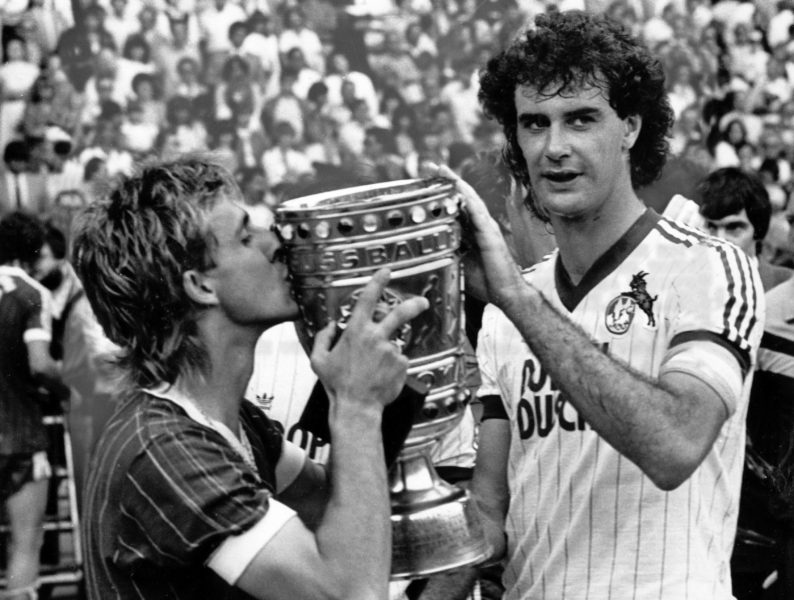 Fußball, DFB-Pokalfinale 1982/1983, 1. FC Köln - Fortuna Köln Gerd Strack re. und Pierre Littbarski beide 1. FC Köln sind DFB Pokalsieger 1983