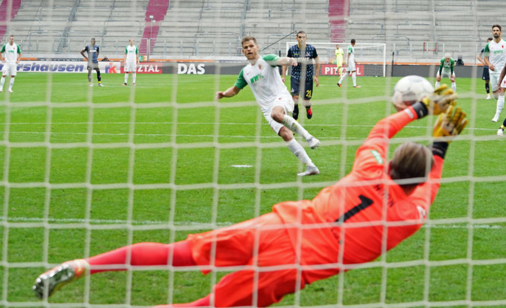 Sport Bilder des Tages 1.Bundesliga FC AUGSBURG - 1.FC KOELN Augsburg, Deutschland, 7. Juni 2020, Timo HORN, 1.FCK 1 hält den 11 Meterschuss von Florian NIEDERLECHNER, FCA 7 beim Spiel FC AUGSBURG - 1.FC KOELN 1.Bundesliga, Saison 2019/2020, 30.Spieltag, Köln Foto: Peter Schatz / Pool Important: DFL REGULATIONS PROHIBIT ANY USE OF PHOTOGRAPHS as IMAGE SEQUENCES and/or QUASI-VIDEO - National and international News-Agencies OUT Editorial Use ONLY Augsburg WWK Arena Bayern Deutschland *** 1 Bundesliga FC AUGSBURG 1 FC KOELN Augsburg, Germany, 7 June 2020, Timo HORN, 1 FCK 1 holds the 11 metre shot by Florian NIEDERLECHNER, FCA 7 at the match FC AUGSBURG 1 FC KOELN 1 Bundesliga, season 2019 2020, 30 matchday, Cologne Photo Peter Schatz Pool Important DFL REGULATIONS PROHIBIT ANY USE OF PHOTOGRAPHS as IMAGE SEQUENCES and or QUASI VIDEO National and international News Agencies OUT Editorial Use ONLY Augsburg WWK Arena Bayern Germany Poolfoto Peter Schatz / Pool ,EDITORIAL USE ONLY