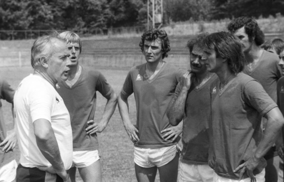 Trainer Hennes Weisweiler 1. FC Koeln Training mit v.l. Hein, Dieter Mueller, Konopka und Wolfgang Overath 08.07.1976 HM
