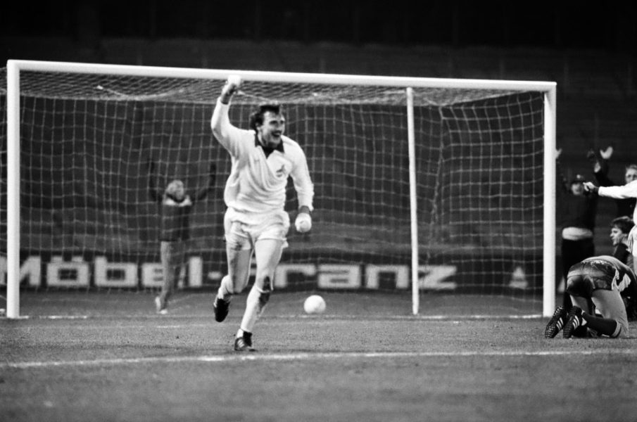 1. FC Köln - VfB Stuttgart Deutschland, Köln, 10.12.1980, Fussball, UEFA Cup, Saison 1980/1981, Achtelfinale, 1. FC Köln - VfB Stuttgart 4:1: Dieter Müller 1. FC Köln. *** 1 FC Cologne VfB Stuttgart Germany, Cologne, 10 12 1980, Soccer, UEFA Cup, Season 1980 1981, Round of 16, 1 FC Cologne VfB Stuttgart 4 1 Dieter Müller 1 FC Cologne