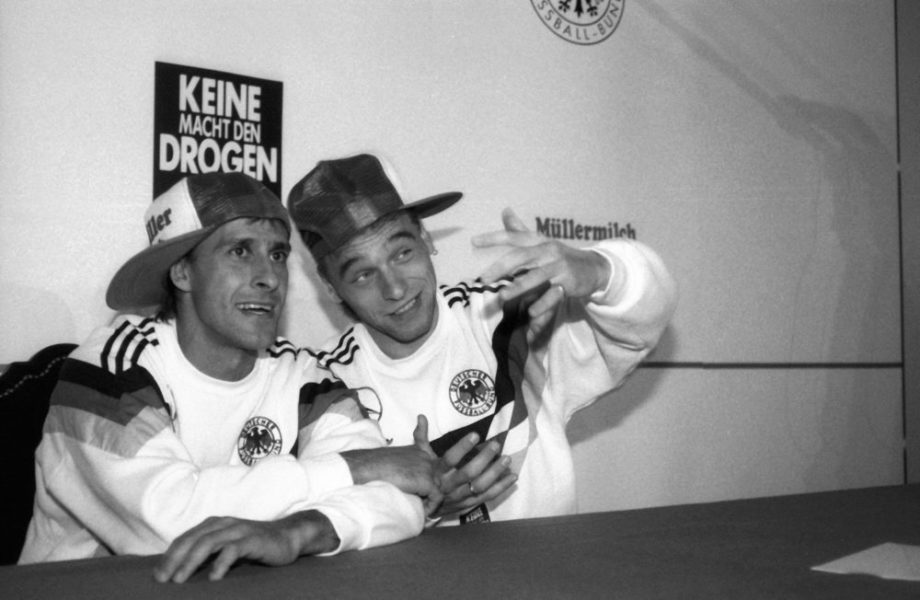 Bildnummer: 07901348 Datum: 13.06.1990 Copyright: imago/Kicker/Eissner Pierre Littbarski (li.) und Thomas Häßler (beide Deutschland) ahmen am Rande der WM 1990 die Fernsehsendung Dingsda nach - DEUTSCHSPRACHIGE SPORTZEITSCHRIFTEN UND -ZEITUNGEN NUR NACH RÜCKSPRACHE; Vneg, Vsw, quer, PK, Pressetermin, Schriftzug Keine Macht den Drogen Slogan Motto Fun Spaß Humor Komik Kurios Aufmacher WM 1990, BR Deutschland, BRD, DFB, Aufnahmedatum geschätzt Fußball WM Herren Mannschaft Gruppenbild Randmotiv Werbemotiv Personen Image number 07901348 date 13 06 1990 Copyright imago Kicker Eissner Pierre Littbarski left and Thomas Häßler both Germany emulate at Edge the World Cup 1990 The Television broadcast Dingsda After GERMAN-SPEAKING SPORTZEITSCHRIFTEN and Newspapers only After Consultation Vneg Vsw horizontal press conference Press call emblem none makes the Drugs Slogan Motto Fun Fun Humour comic funny Highlight World Cup 1990 BR Germany Germany DFB date estimated Football World Cup men Team Group photo Rand motive Highlight Human Beings