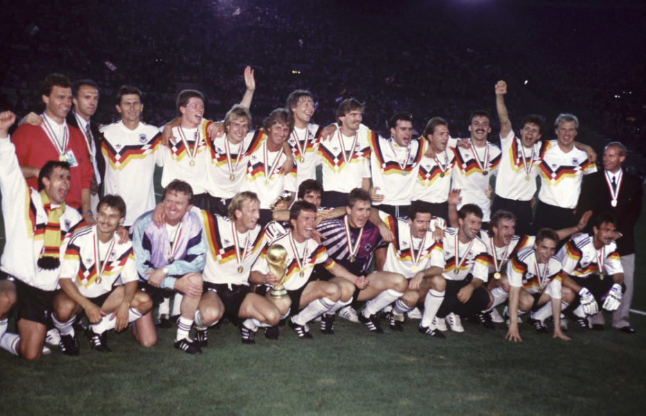 ROME, ITALY - JULY 08: WM 1990 in ITALIEN, Finale, Rom; DEUTSCHLAND - ARGENTINIEN (GER - ARG) 1:0; TAEM DEUTSCHLAND - WELTMEISTER 1990 - (Photo by Bongarts/Getty Images)