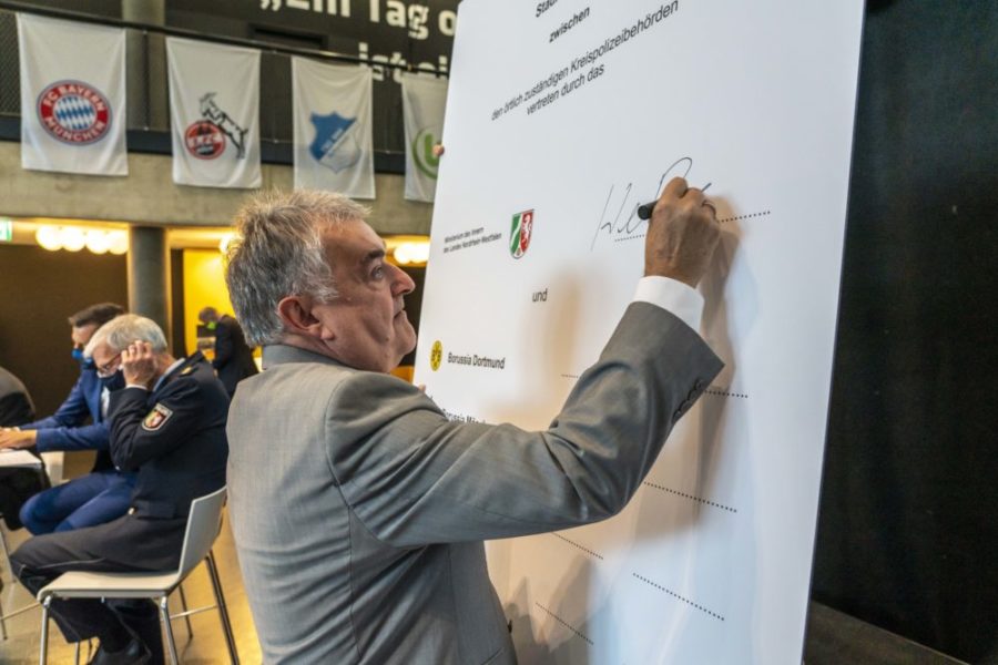 Gemeinsam gegen Gewalt - Vereine und NRW Polizei vereinbaren Stadionallianzen Unterzeichnung im Deutschen Fußballmuseum in Dortmund