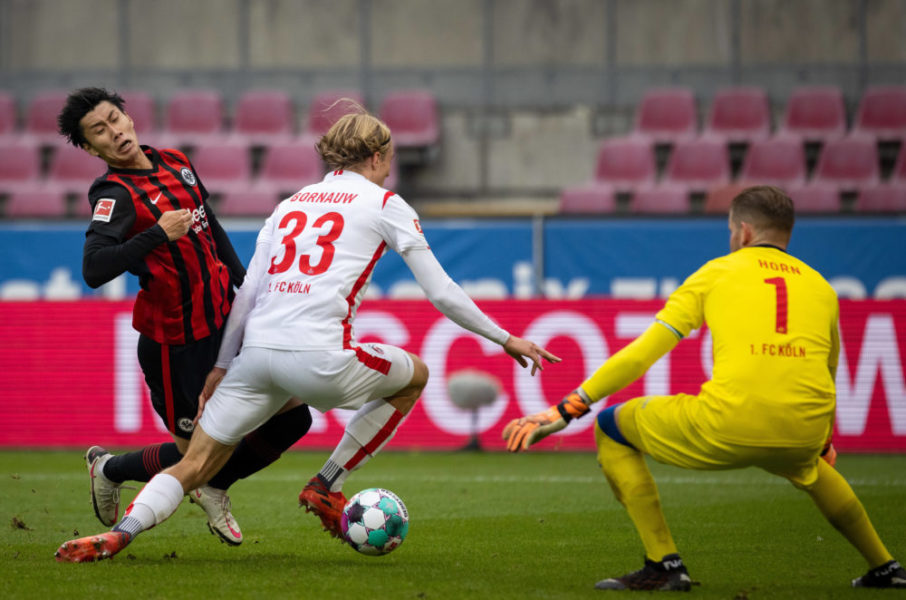 Elfmeterszene: Sebastiaan Bornauw Köln foult Daichi Kamada FRA - Torwart Timo Horn Köln 1. FC Köln vs. Eintracht Frankfurt 18.10.2020, Fussball, Testspiel 1. Bundesliga, Saison 2020/21 Foto: Moritz Müller Only for Editorial use *** Penalty kick Sebastiaan Bornauw Köln fouls Daichi Kamada FRA Goalkeeper Timo Horn Köln 1 FC Köln vs Eintracht Frankfurt 18 10 2020, Soccer, Test match 1 Bundesliga, Season 2020 21 Photo Moritz Müller Only for Editorial use