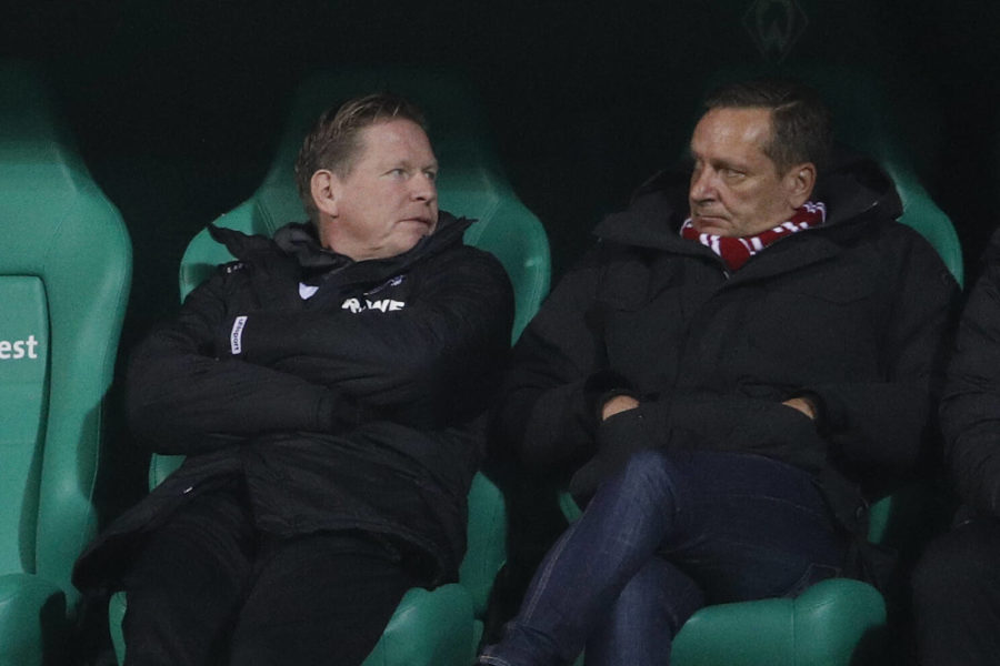 06.11.2020, wohninvest WESERSTADION, Bremen, Ligaspiel, 1. Bundesliga, SV Werder Bremen vs 1. FC Koeln, im Bild Markus Gisdol Trainer, Koeln im Gespraech mit Horst Heldt Geschaeftsfuehrer Koeln DFL regulations prohibit any use of photographs as image sequences and/or quasi-video. SV Werder Bremen vs 1. FC Koeln *** 06 11 2020, wohninvest WESERSTADION, Bremen, League match, 1 Bundesliga, SV Werder Bremen vs 1 FC Koeln, in the picture Markus Gisdol Trainer, Koeln in conversation with Horst Heldt Managing Director Sport, Koeln DFL regulations prohibit any use of photographs as image sequences and or quasi video SV Werder Bremen vs 1 FC Koeln