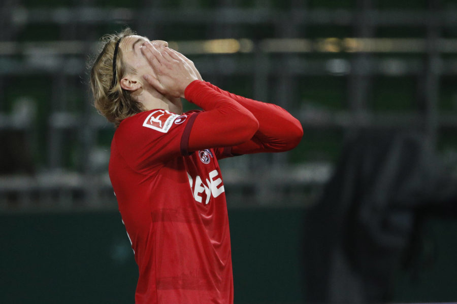 06.11.2020, wohninvest WESERSTADION, Bremen, Ligaspiel, 1. Bundesliga, SV Werder Bremen vs 1. FC Koeln, im Bild Sebastiaan Bornauw 33, Koeln ist nah dem Elfmeterpfiff enttaeuscht und schlaegt die Haende vor sein Gesicht DFL regulations prohibit any use of photographs as image sequences and/or quasi-video. SV Werder Bremen vs 1. FC Koeln *** 06 11 2020, wohninvest WESERSTADION, Bremen, League game, 1 Bundesliga, SV Werder Bremen vs 1 FC Koeln, in the picture Sebastiaan Bornauw 33, Koeln is disappointed near the penalty kick and puts his hands in front of his face DFL regulations prohibit any use of photographs as image sequences and or quasi video SV Werder Bremen vs 1 FC Koeln