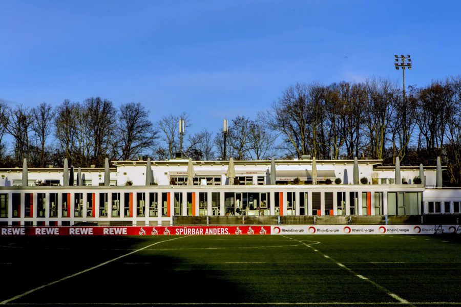 Der RheinEnergieSportpark ist eine Sportanlage des 1. FC Köln im Grüngürtel in Köln-Sülz. Die Anlage umgibt das Clubhaus des Vereins, das Geißbockheim Geißbockheim *** The RheinEnergieSportpark is a sports facility of 1 FC Köln in the green belt in Cologne Sülz The facility surrounds the clubhouse of the club, the Geißbockheim Geißbockheim