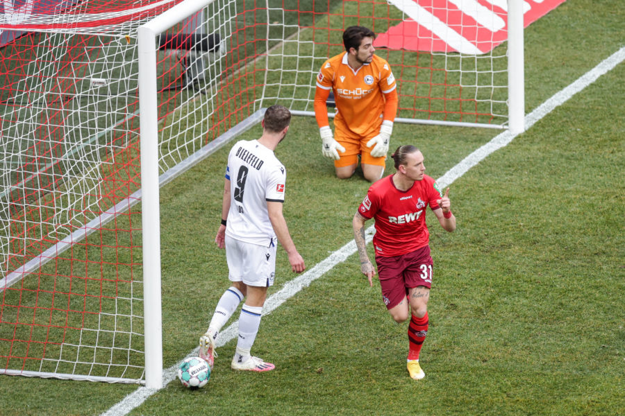 31.01.2021, Fussball, Saison 2020/2021, Bundesliga, 19. Spieltag - 1. FC Köln - DSC Arminia Bielefeld, Marius Wolf 1.FC Köln nutzt den Nachschuss und erzielt das 1:0. DFL REGULATIONS PROHIBIT ANY USE OF PHOTOGRAPHS AS IMAGE SEQUENCES AND/OR QUASI-VIDEO. Köln RheinEnergieSTADION NRW Deutschland xRHR-FOTO/DEx *** 31 01 2021, Football, Season 2020 2021, Bundesliga, 19 Matchday 1 FC Köln DSC Arminia Bielefeld, Marius Wolf 1 FC Köln uses the follow-up shot to score the 1 0 DFL REGULATES PROHIBIT ANY USE OF PHOTOGRAPHS AS IMAGE SEQUENCES AND OR QUASI VIDEO Cologne RheinEnergieSTADION NRW Germany xRHR FOTO DEx