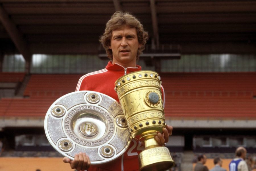 Bildnummer: 00593464 Datum: 30.07.1978 Copyright: imago/Frinke Heinz Flohe (Köln) präsentiert den Pokal und die Meisterschale; Vdia, quer, close, Schale, Deutscher Meister, Pott, Trophäe, Trophäen, Meisterschaft, deutsche, Pokalsieger, Pokalsieg, Pokale Saison 1978/1979, 1. FC Köln, Vorstellung, Präsentation, Pressetermin, Porträttermin, Köln Müngersdorfer Stadion Fußball 1. BL Herren Mannschaft Deutschland Einzelbild optimistisch Randmotiv Personen Objekte