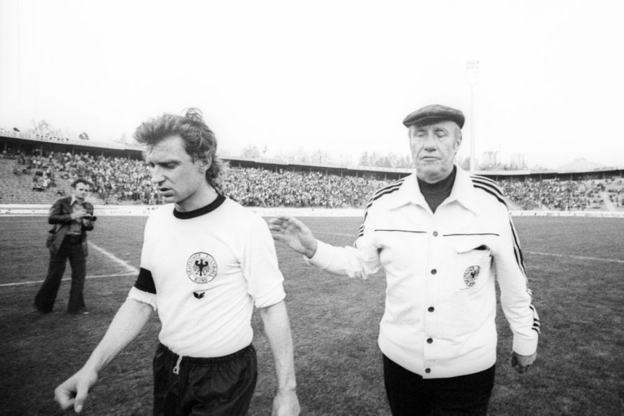 Bildnummer: 07720758 Datum: 30.04.1977 Copyright: imago/Ferdi Hartung Belgrad - Länderspiel - Jugoslawien - BR Deutschland 1:2 - Bundestrainer Helmut Schön (re.) und Heinz Flohe (beide BRD) enttäuscht; 3112a Fussball Herren Länderspiele Nationalteam Länderspiel Vneg Vsw xsp 1977 quer Trainer, Nationaltrainer Aktion Image number 07720758 date 30 04 1977 Copyright imago Ferdi Hartung Belgrade international match Yugoslavia BR Germany 1 2 German coach Helmut Beautiful right and Heinz Flohe both Germany disappointed Football men Internationals National team international match Vneg Vsw 1977 horizontal team manager National coach Action shot