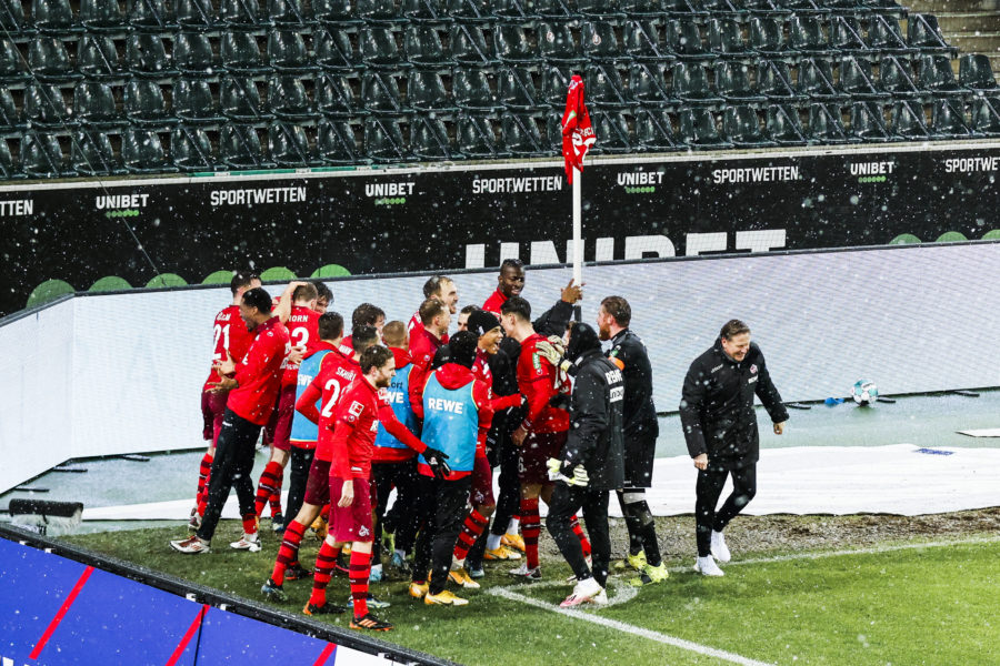 Mönchengladbach, Veltins-Arena, 06.02.21: Derby Sieg, der FC holt den Sieg 2:1 und jubelt mit der Eckfahne, im Spiel 1. Bundesliga Borussia Mönchengladbach vs. 1.FC Köln. *** Mönchengladbach, Veltins Arena, 06 02 21 Derby victory, FC takes the win 2 1 and cheers with the corner flag, in the match 1 Bundesliga Borussia Mönchengladbach vs 1 FC Köln