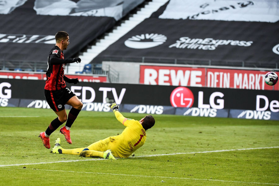 14.02.2021, xjhx, Fussball 1.Bundesliga, Eintracht Frankfurt - 1.FC Koeln emspor, v.l. Torschuss zum 1:0 fuer Eintracht Frankfurt durch Andre Silva Eintracht Frankfurt, Timo Horn 1. FC Koeln DFL/DFB REGULATIONS PROHIBIT ANY USE OF PHOTOGRAPHS as IMAGE SEQUENCES and/or QUASI-VIDEO Frankfurt am Main *** 14 02 2021, xjhx, Football 1 Bundesliga, Eintracht Frankfurt 1 FC Koeln emspor, v l Goal shot to 1 0 for Eintracht Frankfurt by Andre Silva Eintracht Frankfurt , Timo Horn 1 FC Koeln DFL DFB REGULATIONS PROHIBIT ANY USE OF PHOTOGRAPHS as IMAGE SEQUENCES and or QUASI VIDEO Frankfurt am Main