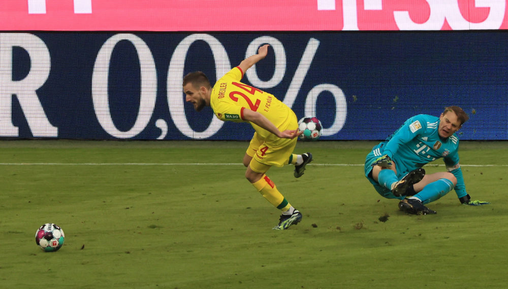 27.02.2021, 1. Bundesliga, FC Bayern vs 1.FC Koeln, Allianz Arena Muenchen, im Bild: Torwart Manuel Neuer FCB vs Dominick Drexler 1.FC Koeln *** 27 02 2021, 1 Bundesliga, FC Bayern vs 1 FC Koeln, Allianz Arena Muenchen, Sport, in picture goalkeeper Manuel Neuer FCB vs Dominick Drexler 1 FC Koeln