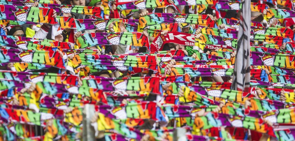 Hamburger SV - 1. FC Köln 1:1 (0:1) 1. Fussball Bundesliga Saison 2015 2016 Volkspark Stadion Hamburg Deutschland Datum: 07.02.2016 Jecke Fans vom 1. FC Köln Hamburg SV 1 FC Cologne 1 1 0 1 1 Football Bundesliga Season 2015 2016 Peopleu0026#39;s Park Stadium Hamburg Germany date 07 02 2016 Jecke supporters of 1 FC Cologne