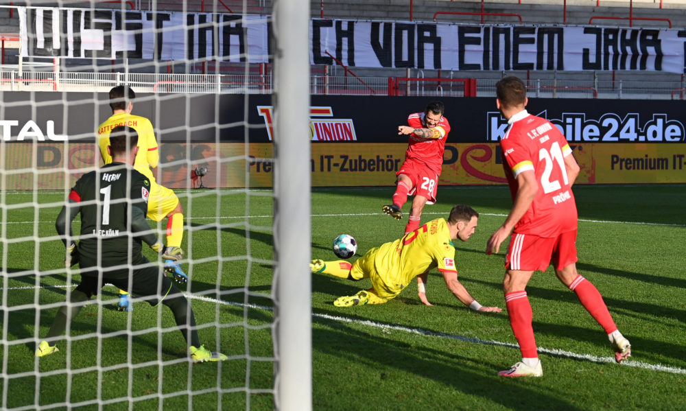 Fussball, Herren, Saison 2020/2021, 1. Bundesliga 25. Spieltag, 1. FC Union Berlin - 1. FC Köln, Christopher Trimmel 1. FC Union Berlin erzielt das Tor zum 2:1 gegen Torhüter Timo Horn 1. FC Köln, 13.03. 2021, *** Football, Men, 2020 2021 season, 1 Bundesliga 25 matchday , 1 FC Union Berlin 1 FC Köln, Christopher Trimmel 1 FC Union Berlin scores the goal to 2 1 against goalkeeper Timo Horn 1 FC Köln , 13 03 2021, Copyright: xMatthiasxKochx