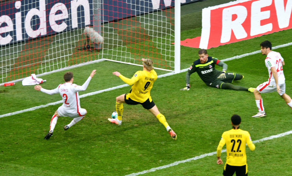 Fussball, Bundesliga, Deutschland, Herren, Saison 2020/2021, 26. Spieltag, Rhein Energie Stadion Köln, 1. FC Köln weiss - Borussia Dortmund gelb 2:2 Erling Haaland BVB erzielt das Tor zum 2:2 Ausgleich gegen Benno Schmitz KOE. Aktion ***DFL regulations prohibit any use of photographs as image sequences and/or quasi-video.*** EDITORIAL USE ONLY *** Football, Bundesliga, Germany, Men, Season 2020 2021, 26 Matchday, Rhein Energie Stadion Köln, 1 FC Köln white Borussia Dortmund yellow 2 2 Erling Haaland BVB scores the goal to equalise 2 2 against Benno Schmitz KOE action DFL regulations prohibit any use of photographs as image sequences and or quasi video EDITORIAL USE ONLY