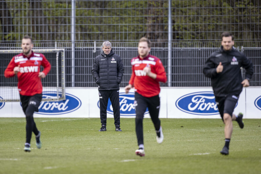 13.04.2021 , Köln Koeln , Friedhelm Funkel neuer Trainer des Bundesligisten 1. FC Köln nach der Entlassung von Thomas Gisdol. Friedhelm funkel leitet sein erstes Training am Geisbockheim an der Franz-Kremer-Allee 1-3. *** 13 04 2021 , Köln Koeln , Friedhelm Funkel new coach of Bundesliga team 1 FC Köln following the sacking of Thomas Gisdol Friedhelm funkel conducts his first training session at the Geisbockheim on Franz Kremer Allee 1 3