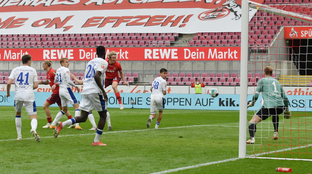 Sebastiaan Bornauw 1.FC Koeln, hinten mitte, erzielt mit diesem Kopfball das Tor zum 1:0 22.05.2021, Fussball GER, Saison 2020 2021, 1. Bundesliga, 34. Spieltag, 1. FC Köln - FC Schalke 04, , Foto: Maik Hölter/TEAM2sportphoto ***DFL regulations prohibit any use of photographs as image sequences and/or quasi-video.*** Köln Nordrhein Westfalen Deutschland *** Sebastiaan Bornauw 1 FC Koeln , center back, scores with this header to 1 0 22 05 2021, Soccer GER, Season 2020 2021, 1 Bundesliga, 34 Matchday, 1 FC Köln FC Schalke 04, , Photo Maik Hölter TEAM2sportphoto DFL regulations prohibit any use of photographs as image sequences and or quasi video Cologne North Rhine Westphalia Germany Team2