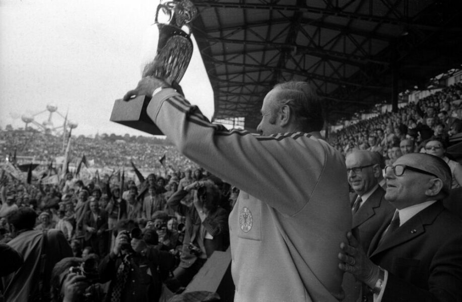 Bundestrainer Helmut Schön BR Deutschland präsentiert als Europameister den Coupe Henri Delaunay