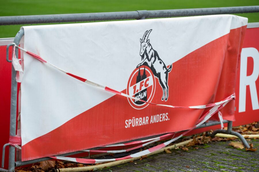 Hamburger Gitter, bespannt mit einer 1. FC Köln Werbefolie und umwickelt mit Baustellen-Flatterband Training 1. FC Köln, Fussball, 1. Bundesliga, 31.10.17 Köln NRW Deutschland Trainingsgelaende 1. FC Köln *** Hamburger Gitter covered with a 1 FC Köln advertising film and wrapped with construction sites Flatterband Training 1 FC Cologne Soccer 1 Bundesliga 31 10 17 Cologne NRW Germany training grounds 1 FC Cologne Copyright: xcdnx
