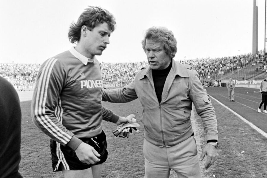 SCHUMACHER Harald Torwart Team 1.FC Koeln verletzt wird ausgewechselt mit Trainer HEDDERGOTT Karl Heinz Fussball Saison 1979 - 1980 DFB Pokal Halbfinale Spiel FC Schalke 04 - 1. FC Koeln 0 : 2 am 10. 05. 1980 in Gelsenkirchen *** SCHUMACHER Harald Goalkeeper Team 1 FC Koeln injured is replaced with coach HEDDERGOTT Karl Heinz Football Season 1979 1980 DFB Pokal Semifinal Game FC Schalke 04 1 FC Koeln 0 2 am 10 05 1980 in Gelsenkirchen