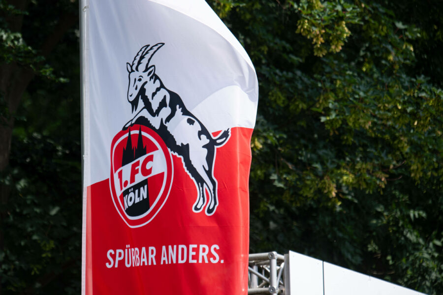 17.06.2020 - Fußball, Frauen Bundesliga, 2019/2020, 20. Spieltag, 1. FC Köln - FC Bayern München: Symbol 1. FC Köln Fahne DFB REGULATIONS PROHIBIT ANY USE OF PHOTOGRAPHS AS IMAGE SEQUENCES AND/OR QUASI-VIDEO. Foto: Noah Wedel Köln Nordrhein-Westfalen Deutschland Franz-Kremer-Stadion *** 17 06 2020 Football, Women Bundesliga, 2019 2020, 20 Matchday, 1 FC Cologne FC Bayern Munich Symbol 1 FC Cologne Flag DFB REGULATIONS PROHIBIT ANY USE OF PHOTOGRAPHS AS IMAGE SEQUENCES AND OR QUASI VIDEO Photo Noah Wedel Cologne North Rhine-Westphalia Germany Franz Kremer Stadium