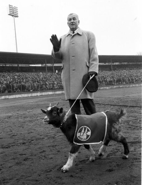 Praesident Franz Kremer (1. FC Koeln) mit Geißbock Hennes den 2. am 09.12.1966 © HORSTMÜLLER GmbH, Postfach 103862, 40029 D-dorf, Tel. 0211/ 359220, ISDN : 0211/ 9357404 Pbk. Kln. Kto.126135-503, BLZ 37010050 , copyright nur für journalistische Zwecke !