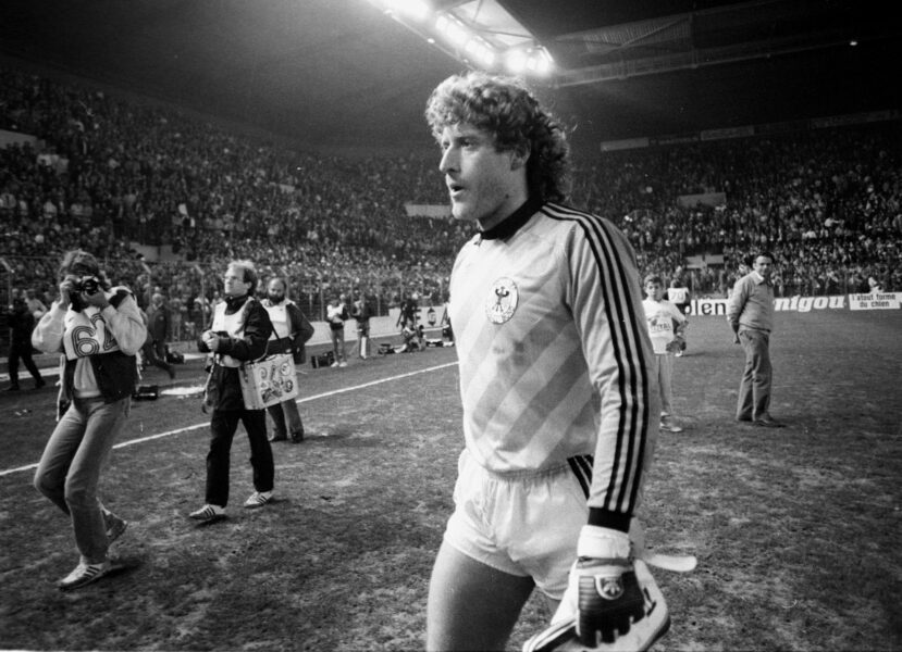 Internationales Freundschaftsspiel: Frankreich - BRD Deutschland / 1:0 am 18.04.1984 in Straßburg. Torwart Harald -Toni- Schumacher geht vom Platz *** International friendly France FRG Germany 1 0 on 18 04 1984 in Strasbourg Goalkeeper Harald Toni Schumacher leaves the field HM