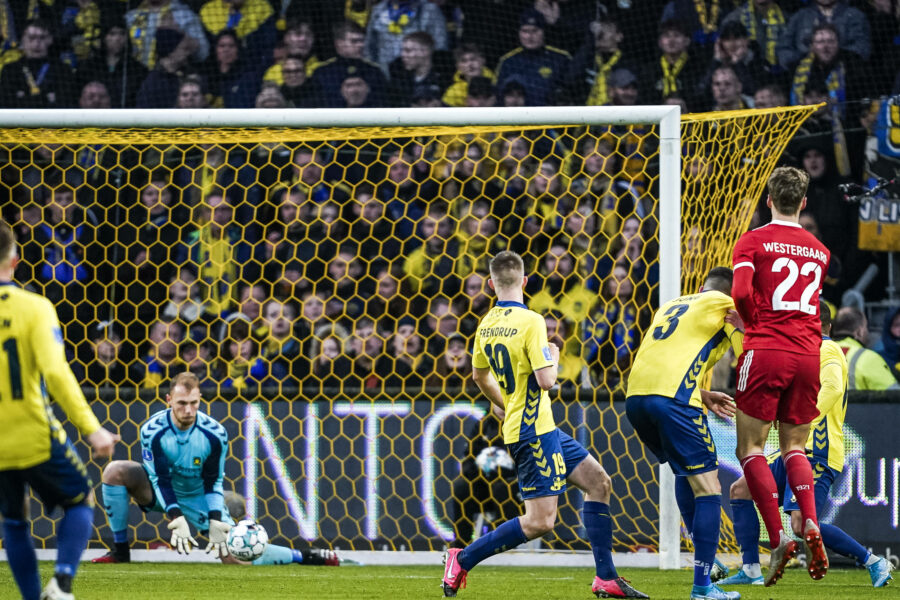 Lyngby Boldklubs Magnus Westergaard med et forsoeg, men Broendby IFs maalmand Marvin Schwäbe redder, under superliga-kampen mellem Broendby IF og Lyngby Boldklub paa Broendby Stadion i Broendby, soendag den 1. marts 2020. Kampen endte 1-0 til Broendby IF.. , Broendby Denmark *** Lyngby Boldklubs Magnus Westergaard with an attempt, but Broendby IFs goalie Marvin Schwäbe saves, during the super league match between Broendby IF and Lyngby Boldklub at Broendby Stadium in Broendby, Sunday March 1, 2020 The match ended 1 0 for Broendby IF, Broendby Denmark, PUBLICATIONxINxGERxSUIxAUTxONLY Copyright: RitzauxScanpix NielsxChristianxVilmannx COP103 spdk20200301-182504-L