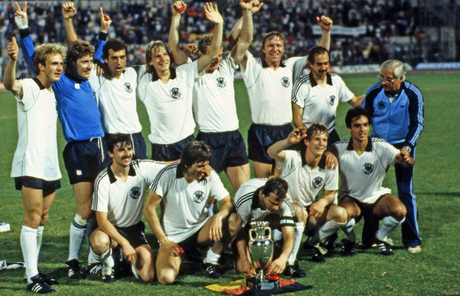 EM 1980 Deutschland - Belgien Italien, Rom, 22.06.1980, Fussball, UEFA EM 1980 in Italien, Finale, DFB Deutschland - Belgien 2:1: Siegerfoto Team Deutschland mit dem Pokal Obere Reihe v.l. Karl-Heinz Rummenigge, Harald Toni Schumacher, Bernd Cullmann, Bernd Schuster, Hans-Peter Briegel, Horst Hrubesch, Uli Stielike, Jupp Derwall Trainer Untere Reihe v.l. Klaus Allofs, Manfred Kaltz, Bernard Dietz, Karlheinz Förster, Hansi Müller. *** European Championship 1980 Germany Belgium Italy, Rome, 22 06 1980, Football, UEFA European Championship 1980 in Italy, Final, DFB Germany Belgium 2 1 Winner Photo Team Germany with the Cup Upper row from l Karl Heinz Rummenigge, Harald Toni Schumacher, Bernd Cullmann, Bernd Schuster, Hans Peter Briegel, Horst Hrubesch, Uli Stielike, Jupp Derwall Trainer Lower row from l Klaus Allofs, Manfred Kaltz, Bernard Dietz, Karlheinz Förster, Hansi Müller